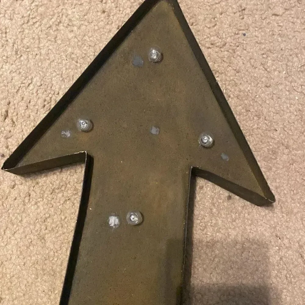 Vintage-Style LED Arrow Marquee Sign - Rustic Metal Lighted Wall Decor